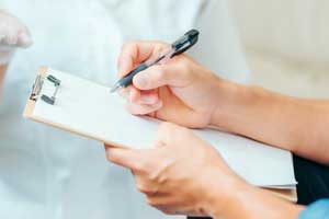 受付、問診票の記入