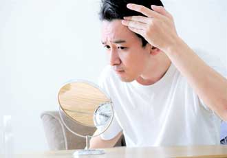 薄毛に気づいた男性イメージ